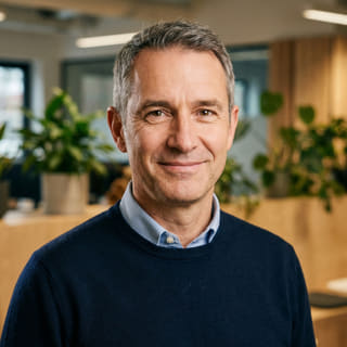James Mitchell en imagen de perfil, quien figura como Director Ejecutivo en Patrimeaje