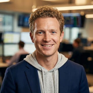 Ryan Brooks aparece en una imagen de perfil y figura como Analista Principal de Trading en Patrimeaje