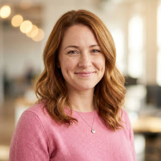 Emily Watson, quien aparece como Directora de Atención al Cliente en Patrimeaje, en una imagen de perfil